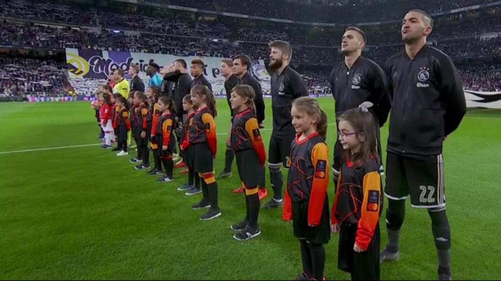 Las niñas protagonizan el inicio del Real Madrid - Ajax de Champions