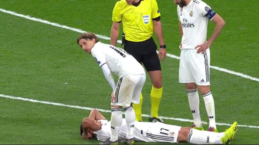 Lucas Vázquez se marcha lesionado ante el Ajax