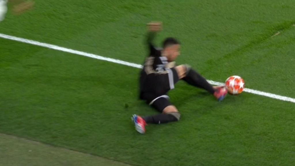 El balón sale del campo antes gol del Ajax