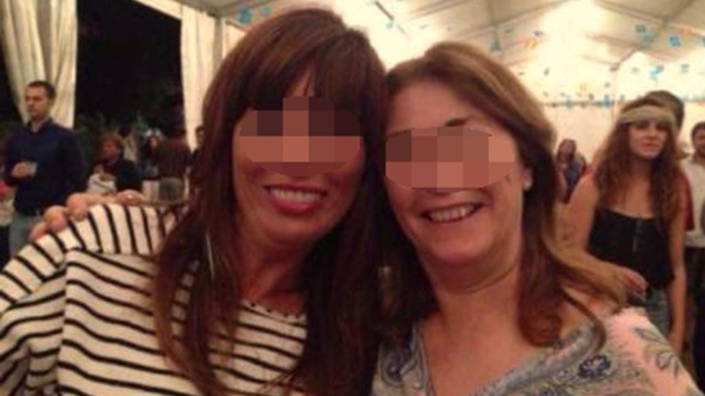 Katia (izquierda) y Nuria posan juntas en una fiesta local de Llanes.