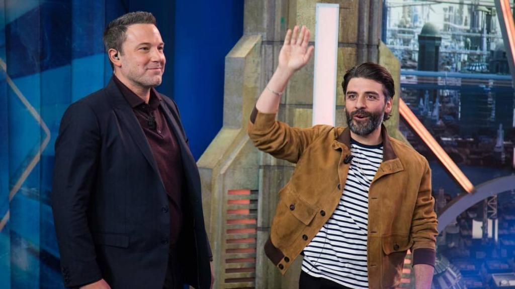 Ben Affleck y Oscar Isaac, en su entrada a 'El Hormiguero'.