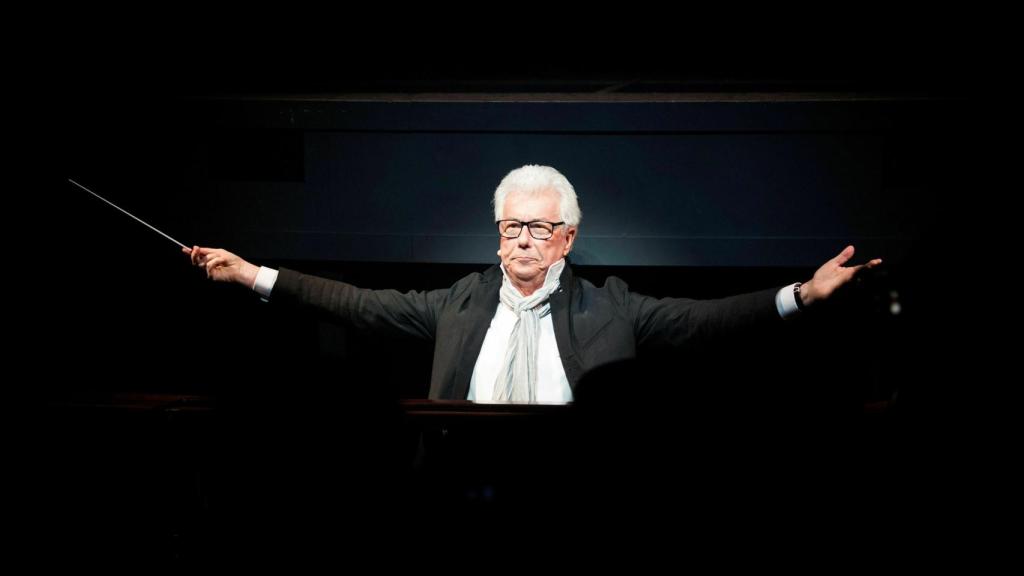 Ken Follet, dirigiendo la obertura del musical de su gran novela.