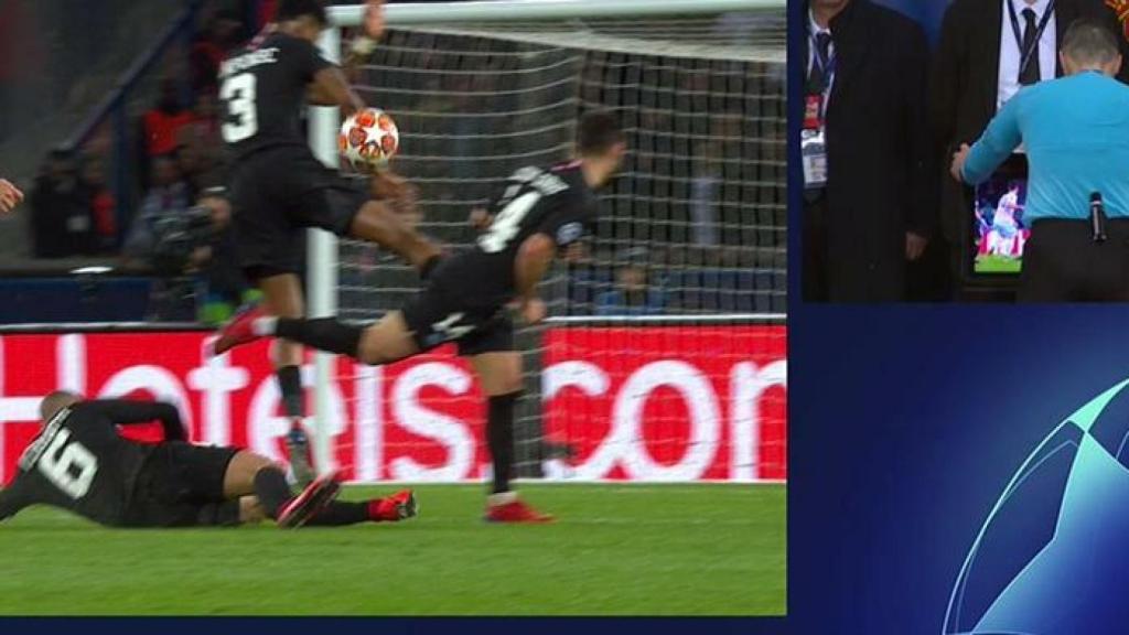 La mano de Kimpembe. Foto: Twitter. (@chirichampions)