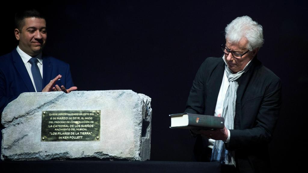 Iván Macías y Ken Follet, durante la presentación del musical 'Los pilares de la Tiera'.