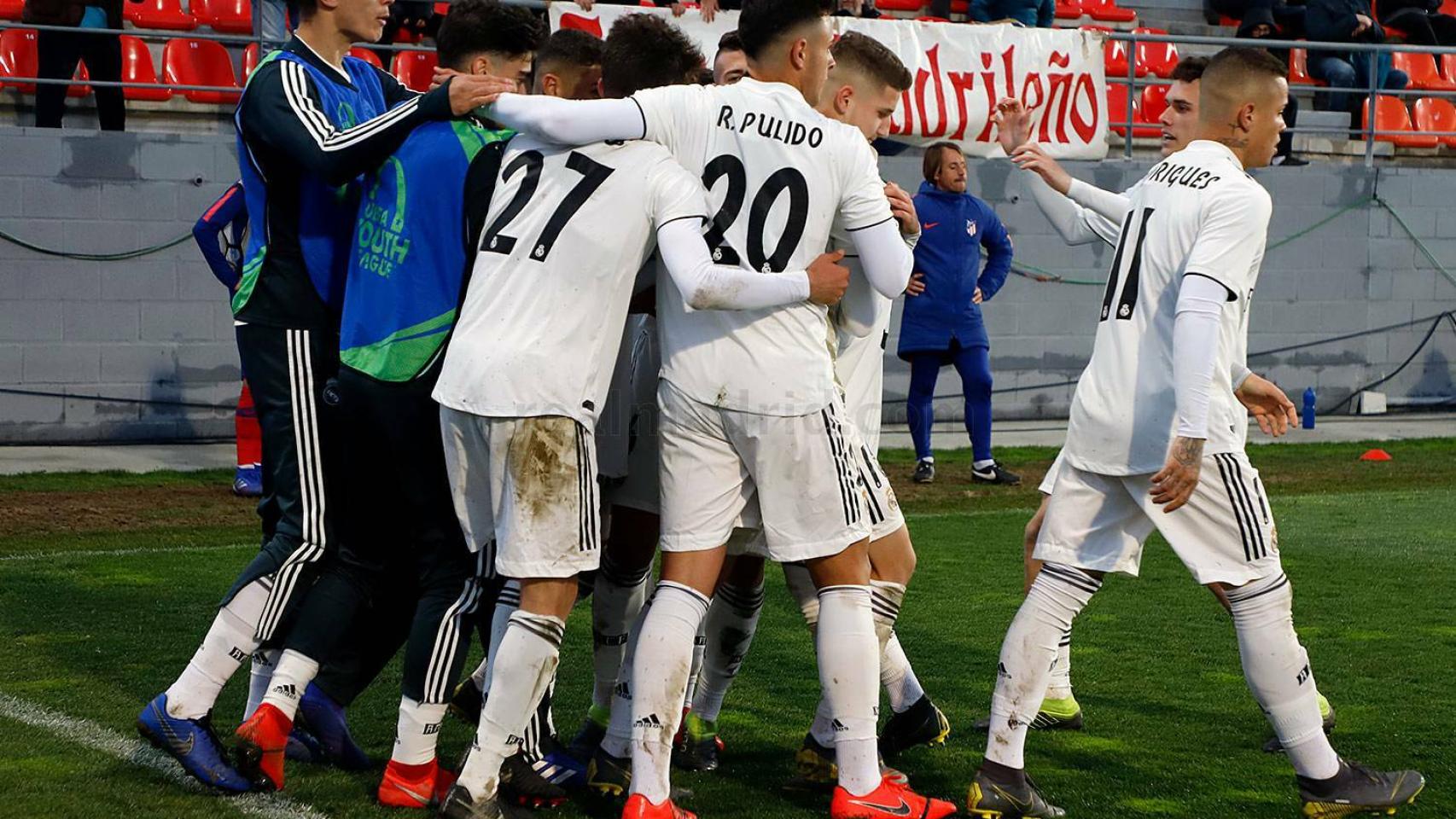 Los jugadores del Real Madrid Juvenil A se abrazan tras un gol ante el Atlético de Madrid de la UEFA Youth League