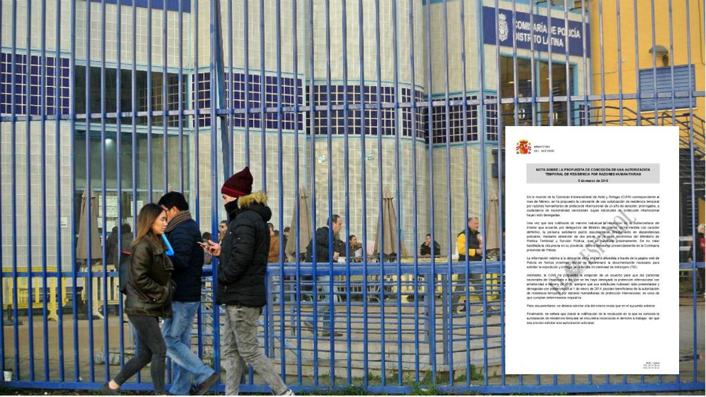 Solicitantes de asilo ante las verjas de la comisaría central de extranjería de Aluche, en Madrid.