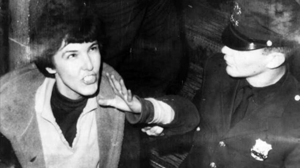 Valerie Solanas detenida por la policía.