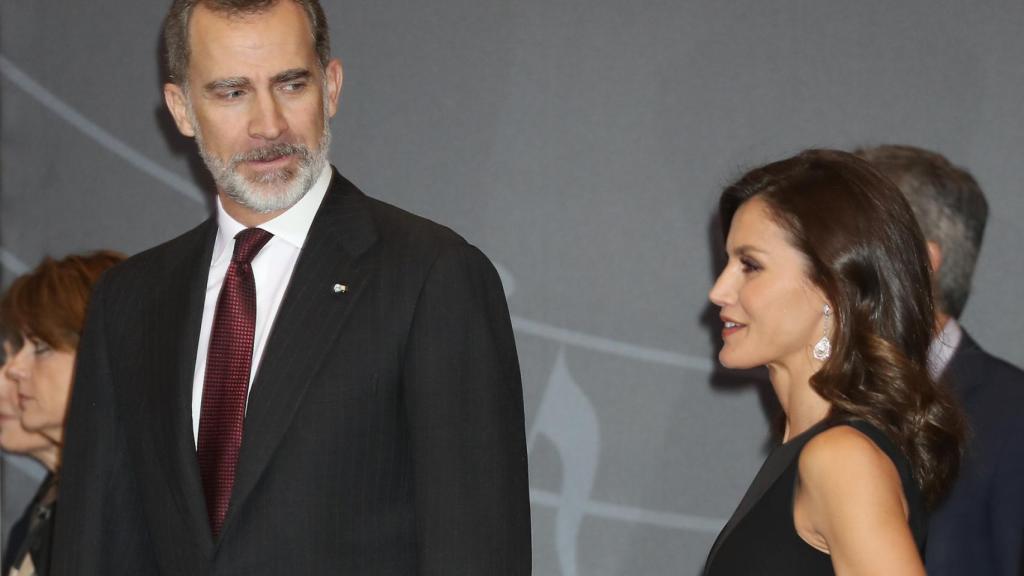 El Rey mira a la reina Letizia mientras acceden al tradicional concierto.