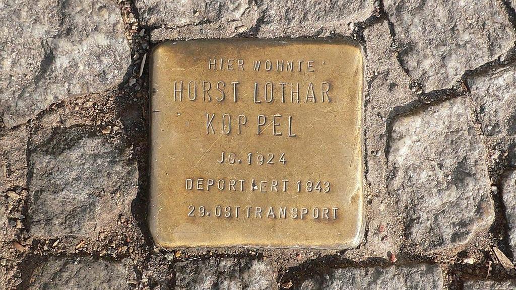 Un 'stolpersteine' de Berlín; las placas de San Sebastián también se colocarán en el suelo.