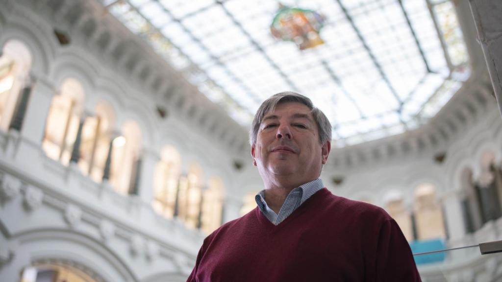 El sociólogo, con la luminaria del Ayuntamiento de Madrid y su escudo.