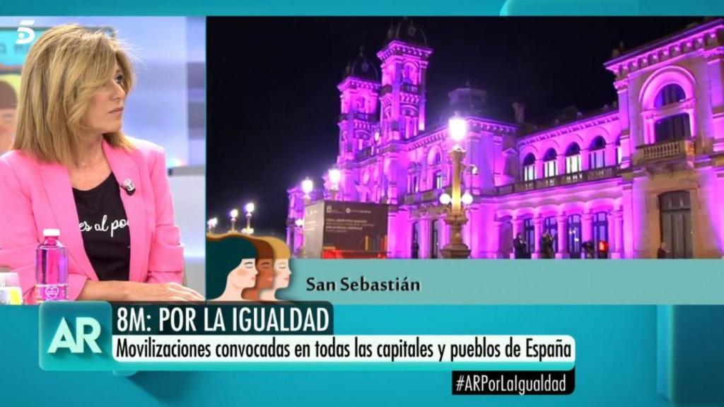 Esther Palomera con camiseta de 'Mujeres al poder' en el debate sobre el 8-M.
