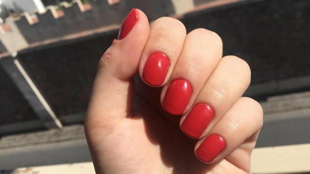 Unas uñas pintadas con un esmalte semipermanente.