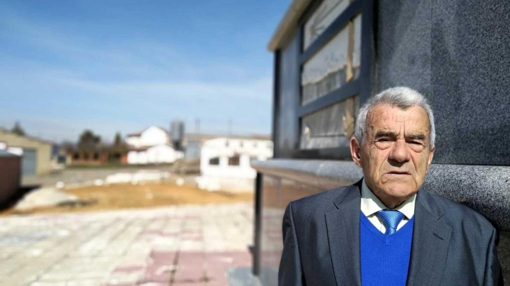 Eutimio posa delante del obelisco que le construyó a su mujer.