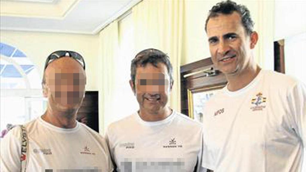 El cirujano L. junto al Rey Felipe VI.