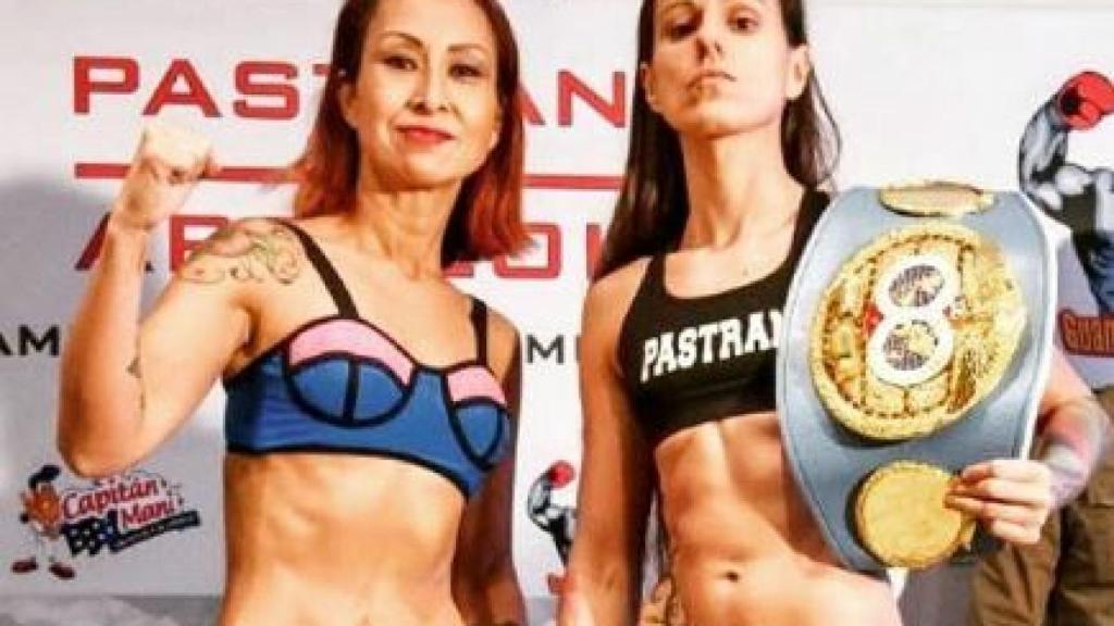 Ana Arrazola y Joana Pastrana, durante el pesaje.