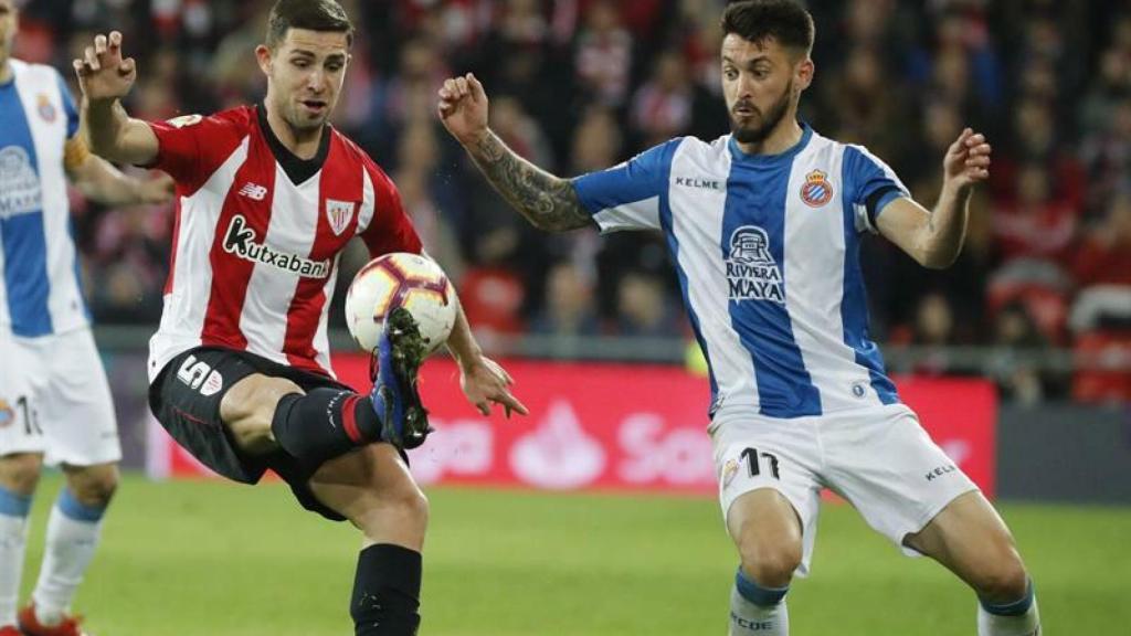 Yeray disputa un balón con Ferreyra