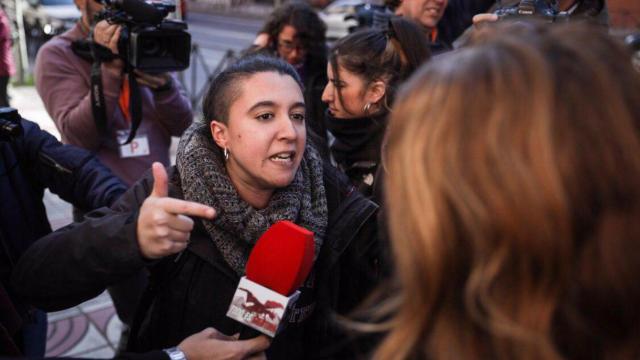 Una manifestante increpa a las dirigentes de Ciudadanos.