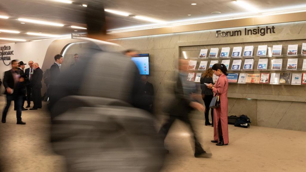 Una asistente consulta el móvil en la última edición del Foro de Davos del World Economic Forum.