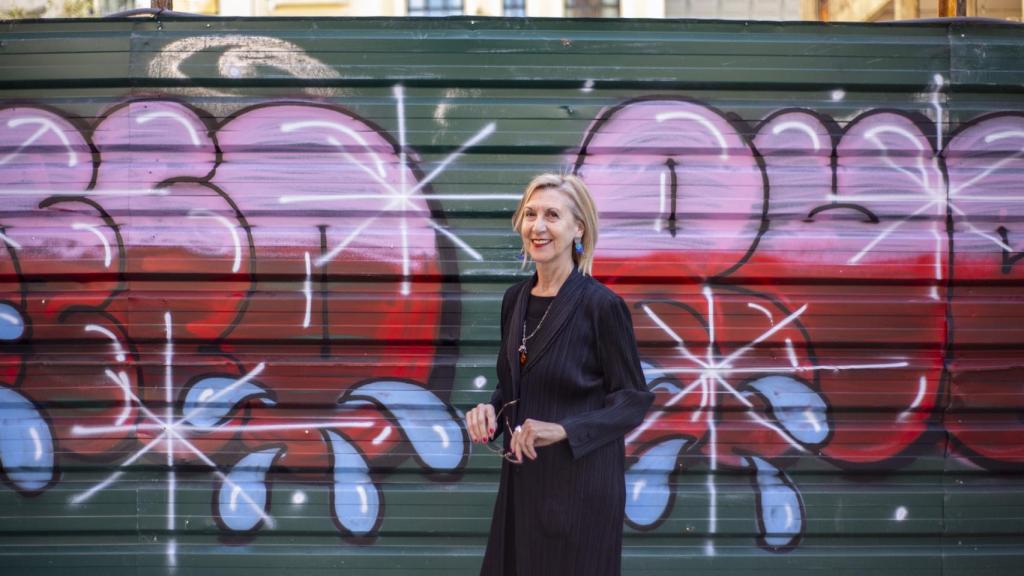 Rosa Díez, tras la entrevista con EL ESPAÑOL, en la plaza del Carmen, de Madrid.
