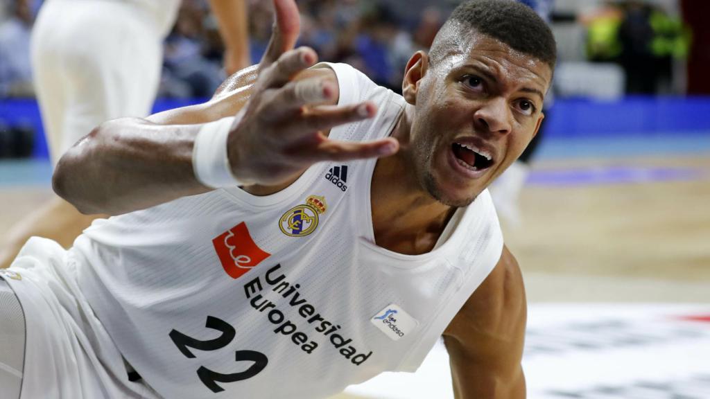 Tavares se queja a los árbitros