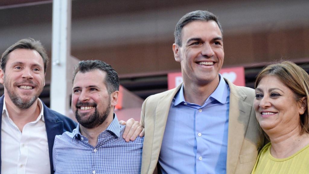 El presidente del Gobierno, Pedro Sánchez  junto con Luis Tudanca (2i), Óscar Puente (i) y  Teresa López .