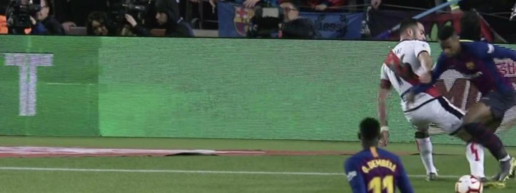 Disputa del balón entre Amat y Semedo. Foto: Twitter (@elchiringuitotv)