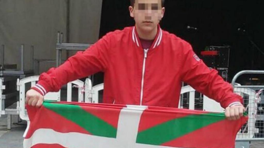 Andrés, con una ikurriña