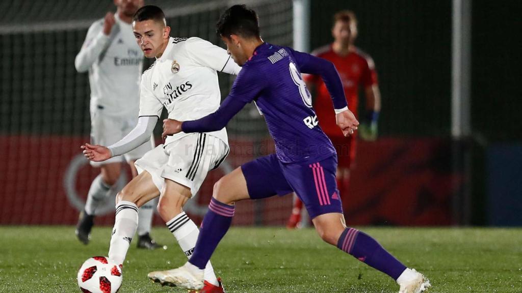 Fidalgo realiza un pase contra el Celta B