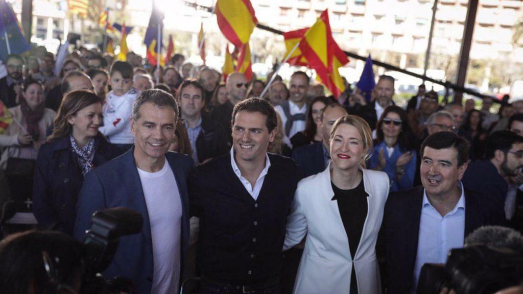 Rivera, acompañado de los dirigentes de Ciudadanos en Valencia.