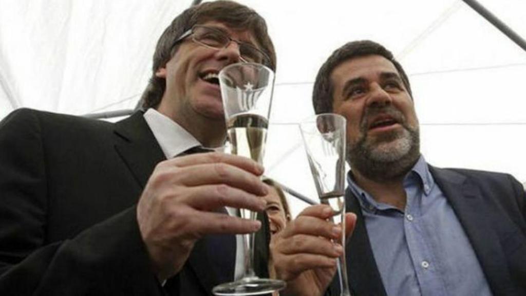 El expresident Carles Puigdemont  brinda con Jordi Sànchez, exlíder de la ANC.