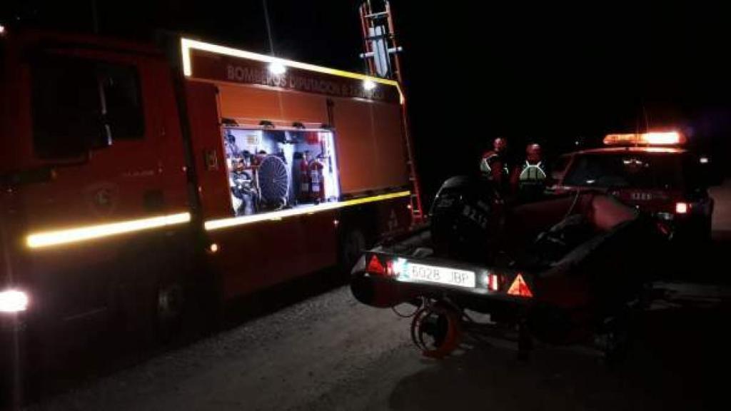 Los bomberos durante las labores de rescate.