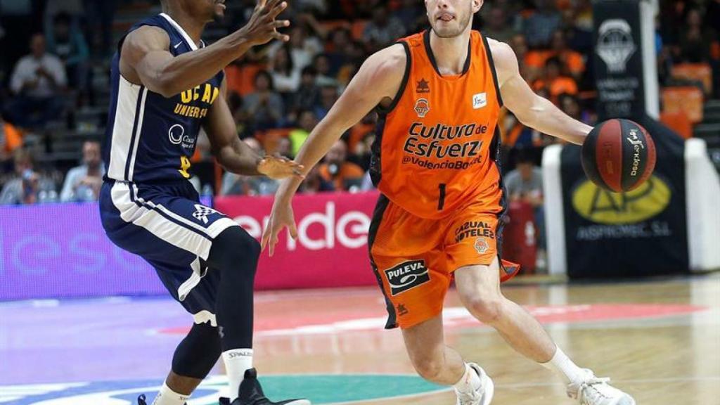 Sergi García controla el balón ante Charlon Kloof