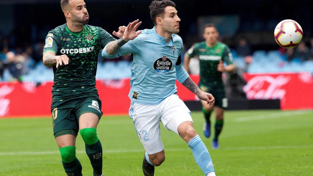 Jesé pelea un balón con Hugo Mallo en el Celta - Betis de La Liga