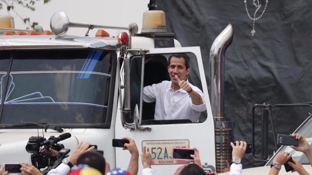 Juan Guaidó, subido a un camión de ayuda humanitaria en Cúcuta.