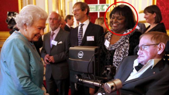 Patricia Dowdry junto a Stephen Hawking en Buckingham en 2014.