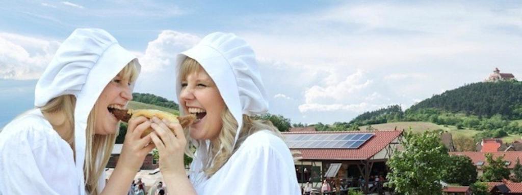 Dos chicas comiendo la típica salchicha Bratwurst.