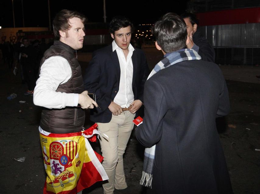 Felipe Juan Froilán y un grupo de amigos por las calles de Madrid.