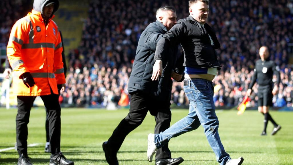 Paul Mitchell es sacado del estadio por las fuerzas de seguridad