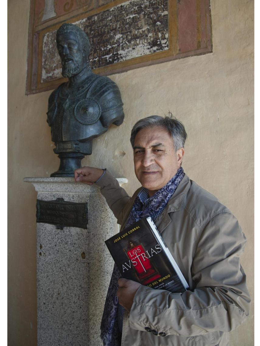 Corral al lado de un busto de Carlos V en Yuste.