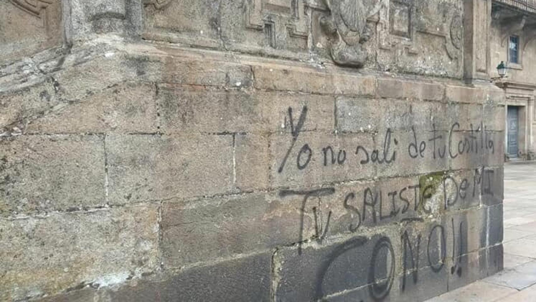 De Tú saliste de mi coño a Gritaremos hasta quedarnos sin VOX: así son las pintadas que han atacado la Catedral de Santiago.