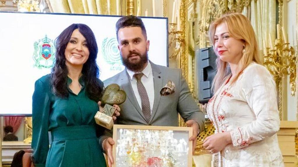 Cruz Sánchez de Lara, consejera de EL ESPAÑOL, recibe su premio de manos de la organizadora Soumaya Akhib.