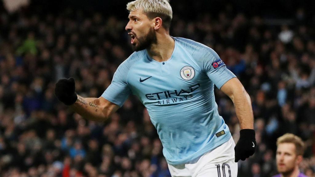 Agüero celebra uno de sus goles ante el Schalke 04