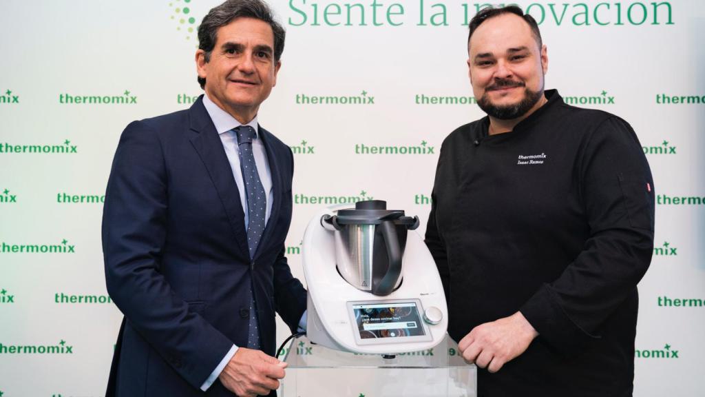 Ignacio Fernández-Simal, director general de Thermomix España, e Isaac Ramos, del equipo de I+D de Thermomix.