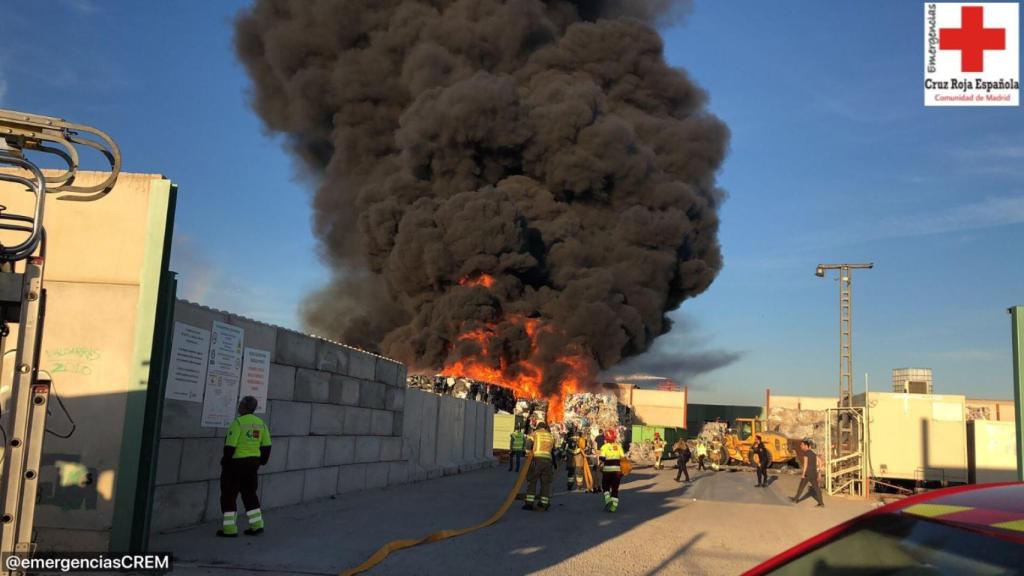 Incendio en una empresa de reciclaje en Alcorcón.
