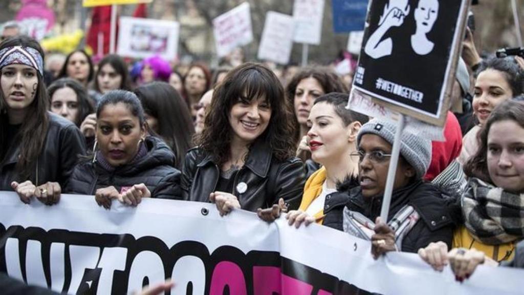 Las actrices Asia Argento y Rose McGowan participan en una marcha por la igualdad durante la celebración del día internacional de la mujer en Roma.