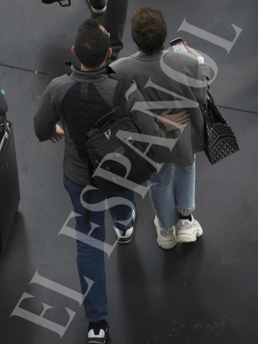 Detalle de Risto Mejide colocando una mano en la espalda de Escanes, en un gesto de cariño.