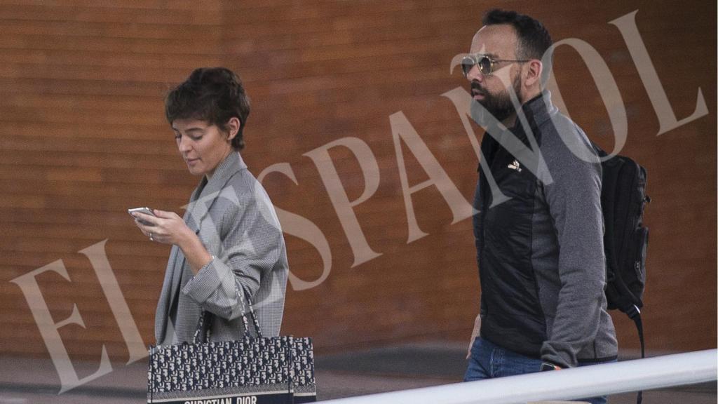 Laura Escanes y Risto Mejide preparando el billete antes de llegar a la puerta de acceso a los andenes.