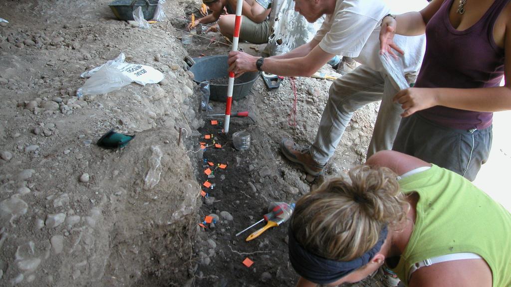 Excavación en Balma Guilanyà. CELL PRESS