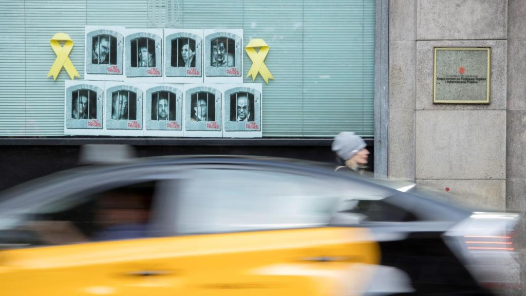 La fachada del Departamento de Políticas Digitales y Administración Pública con lazos amarillos.