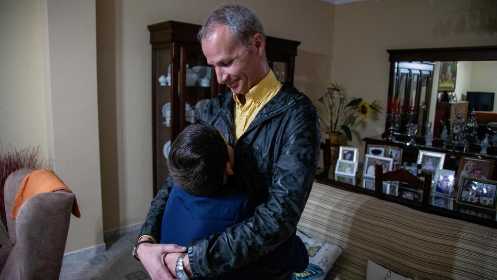 Antonio abrazando a su sobrino.